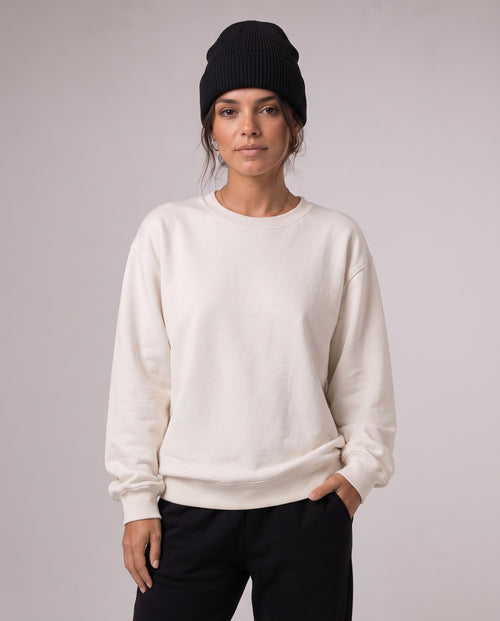 BELOUD Eltern Beanie aus Bio-Baumwolle in Black – getragen, Halfbody mit Ivory-Sweater und schwarzer Jogginghose