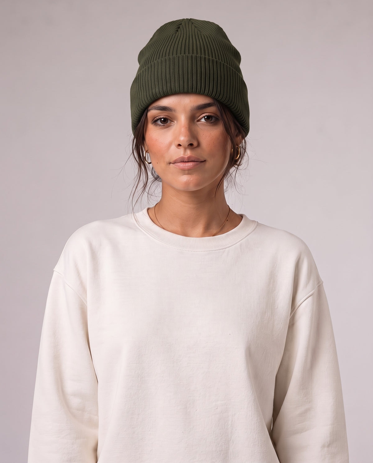 BELOUD Eltern Beanie aus Bio-Baumwolle in Olive Green – getragen, Upper Body von vorn