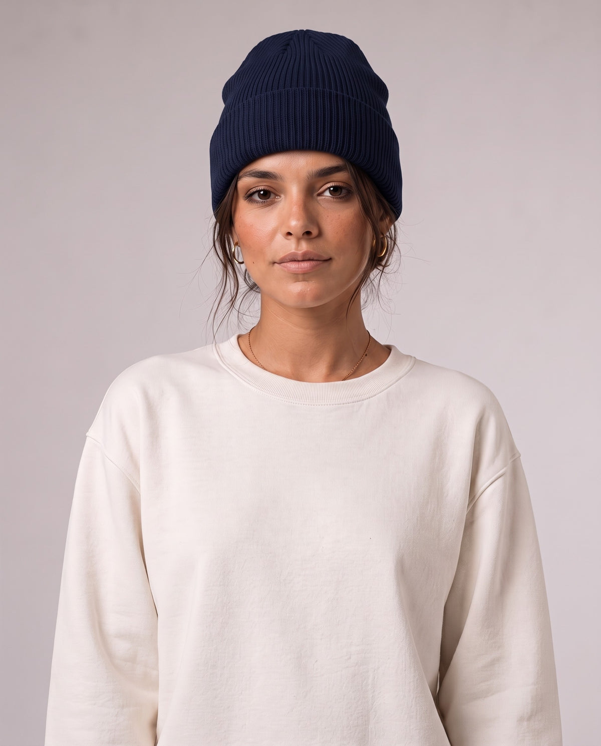 BELOUD Eltern Beanie aus Bio-Baumwolle in Oxford Navy – getragen, Upper Body von vorn