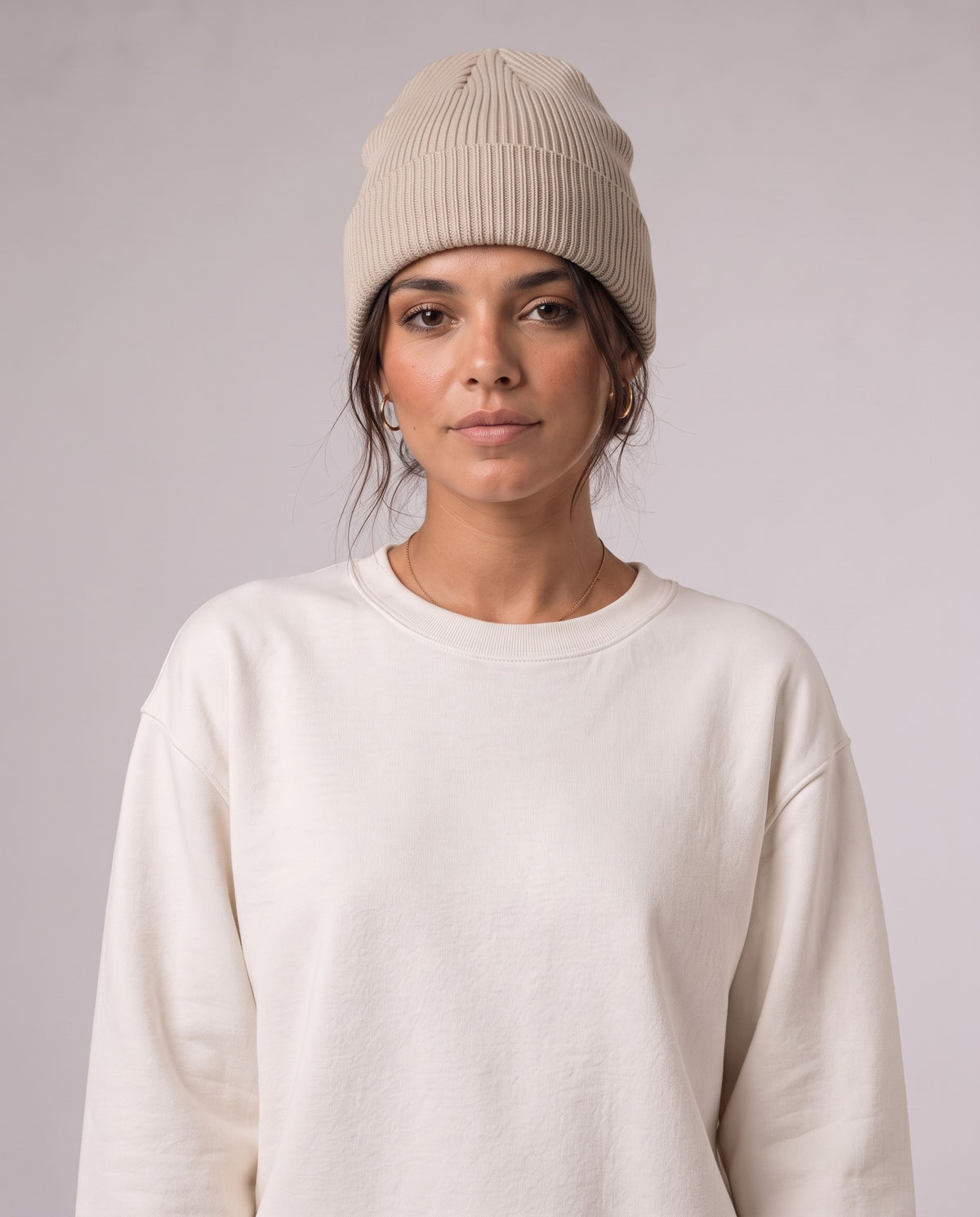 BELOUD Eltern Beanie aus Bio-Baumwolle in Sand – getragen, Upper Body von vorn