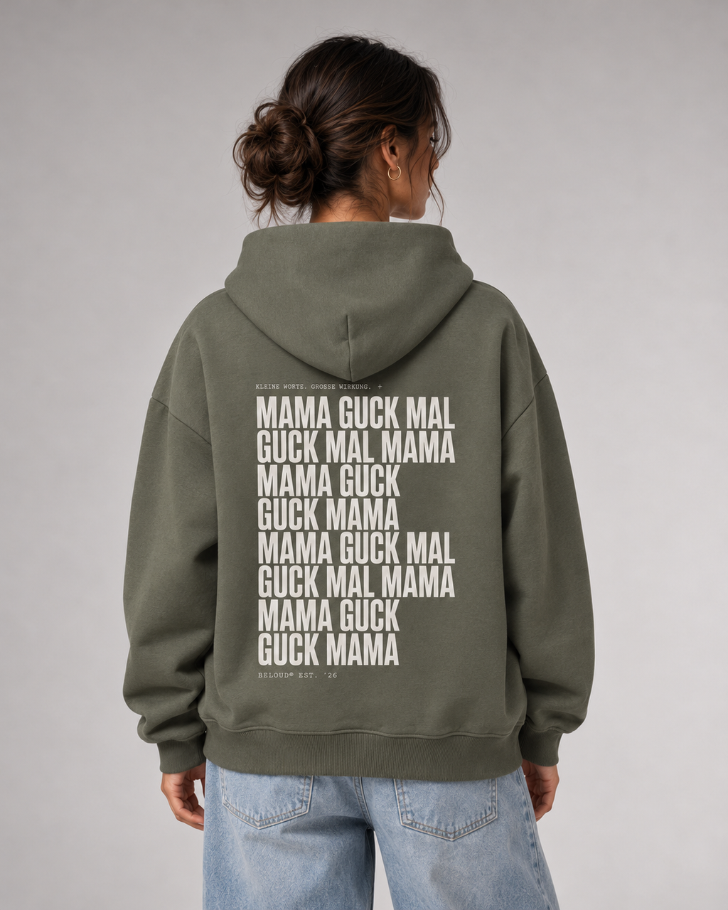 GUCK MAL MAMA Eltern Oversize Hoodie – Organic Khaki – Rückenansicht Halfbody