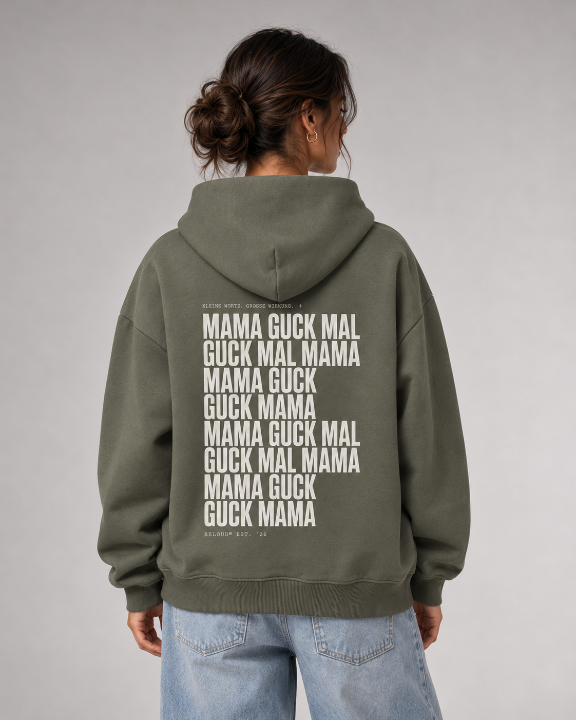 GUCK MAL MAMA Eltern Oversize Hoodie – Organic Khaki – Rückenansicht Halfbody