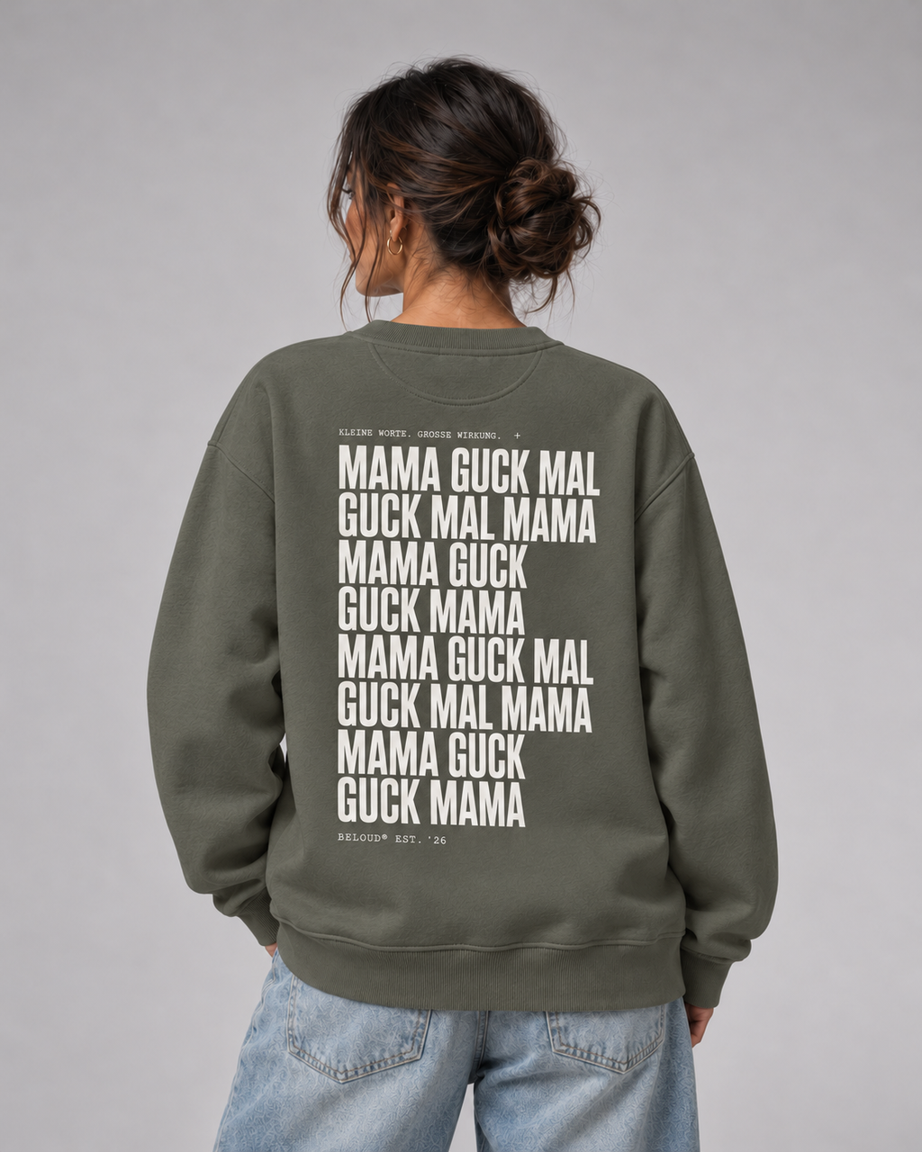 GUCK MAL MAMA Eltern Oversize Sweater – Organic Khaki – Rückenansicht Halfbody