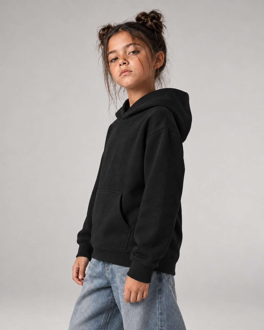 GUCK MAL MAMA Kids Hoodie Black – Seitenansicht und Passform