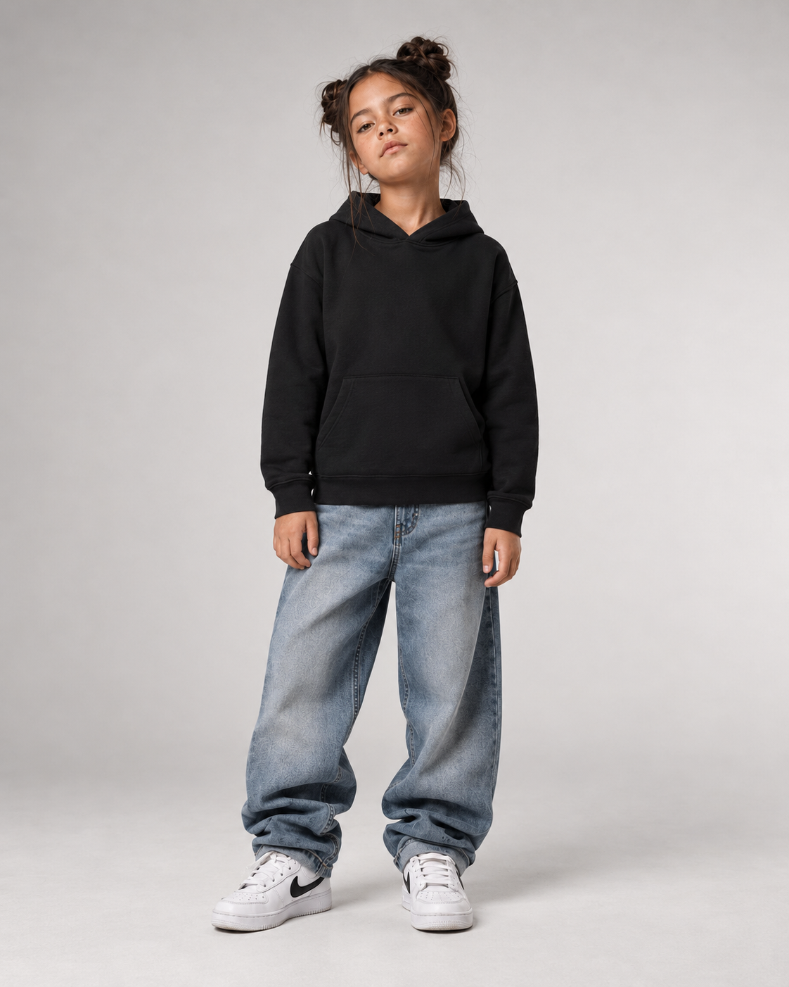 GUCK MAL MAMA Kids Hoodie Black – Vorderansicht Fullbody