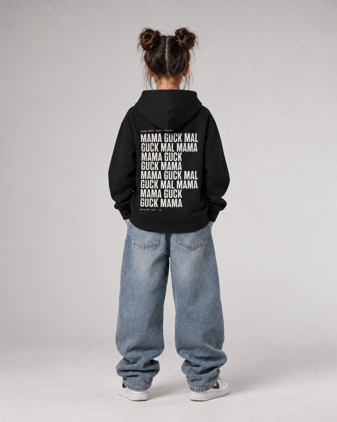 GUCK MAL MAMA Kids Hoodie Black – Rückenansicht Fullbody