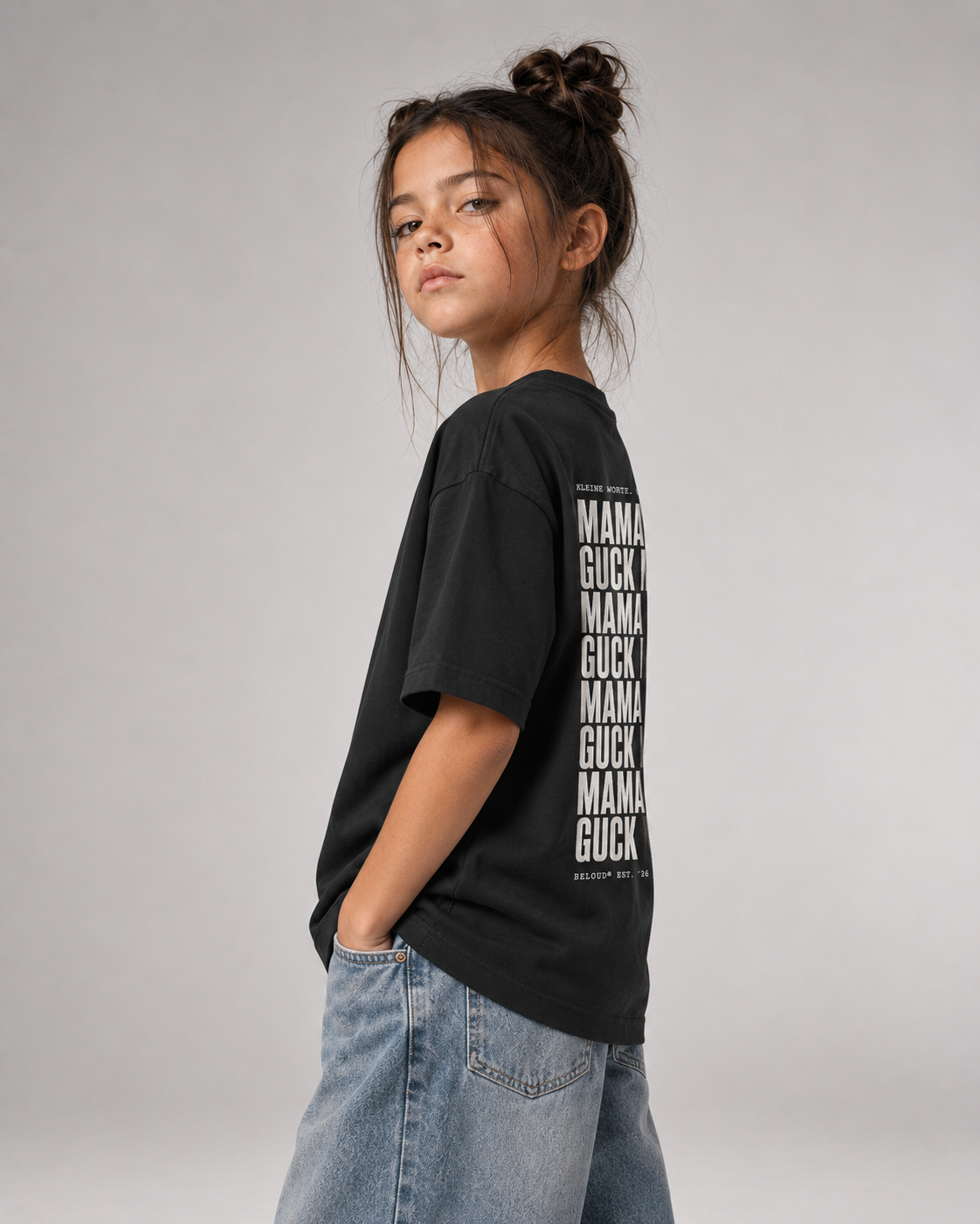 GUCK MAL MAMA Kids Shirt Black – Seitenansicht und Passform