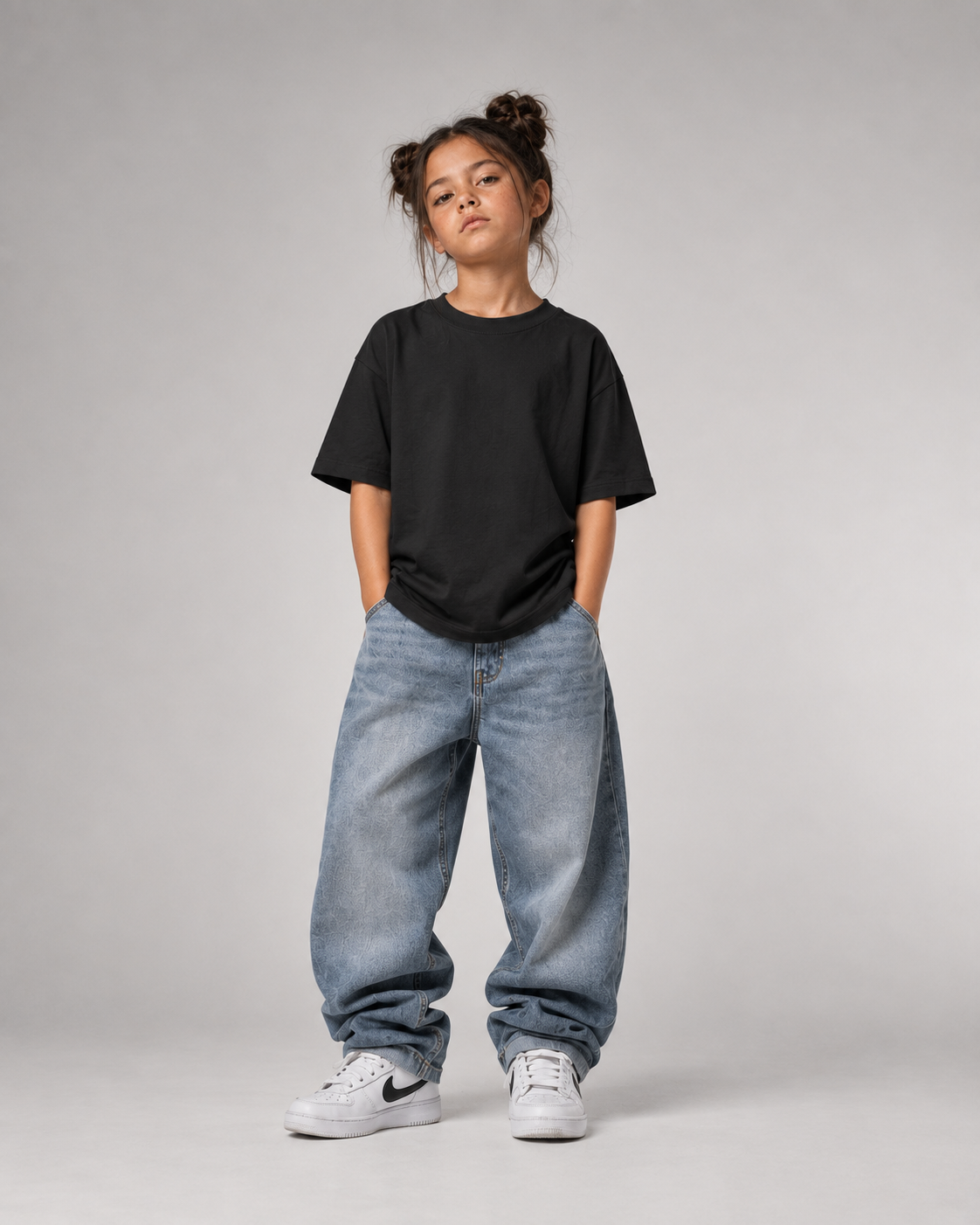 GUCK MAL MAMA Kids Shirt Black – Frontansicht Fullbody