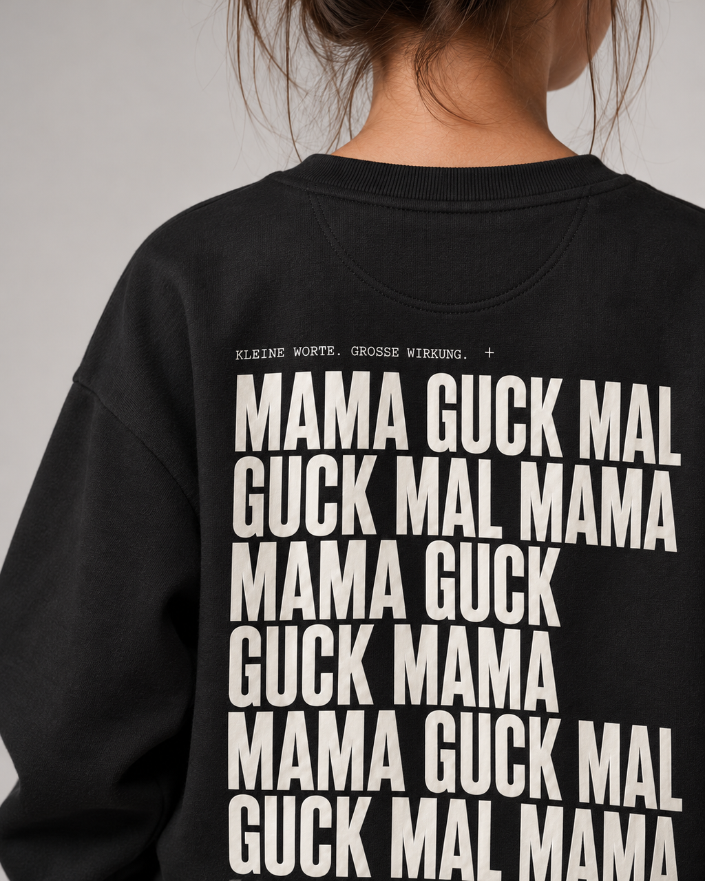 BELOUD GUCK MAL MAMA Kids Sweater in Black – Getragenes Printdetail unter der Halbmondnaht
