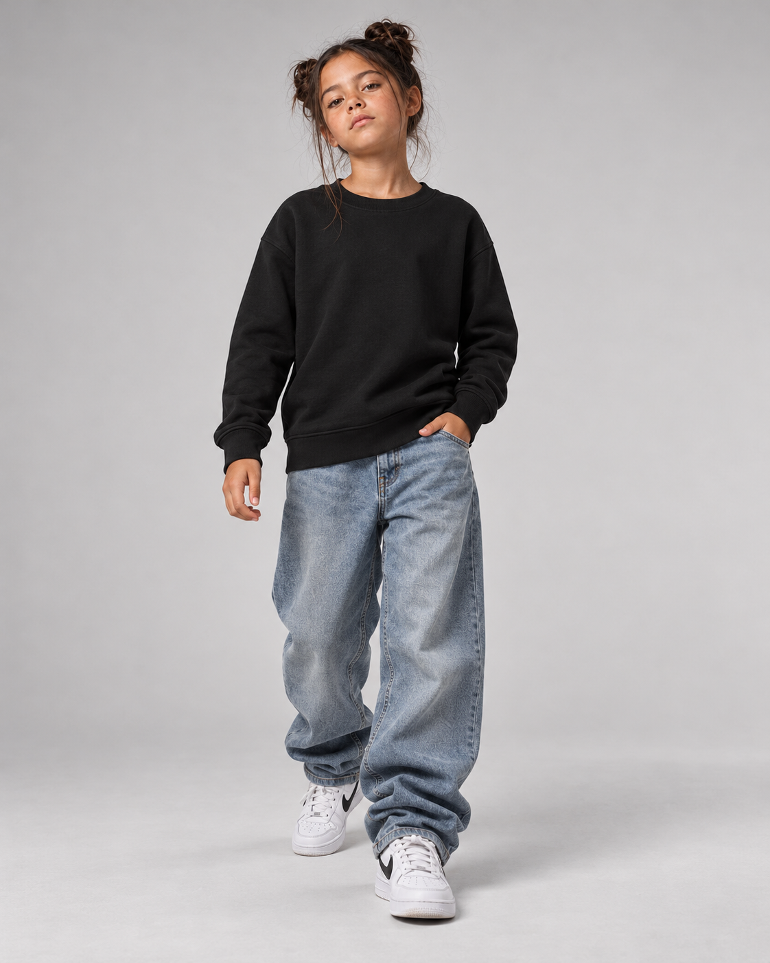 BELOUD GUCK MAL MAMA Kids Sweater in Black – Fullbody-Frontansicht