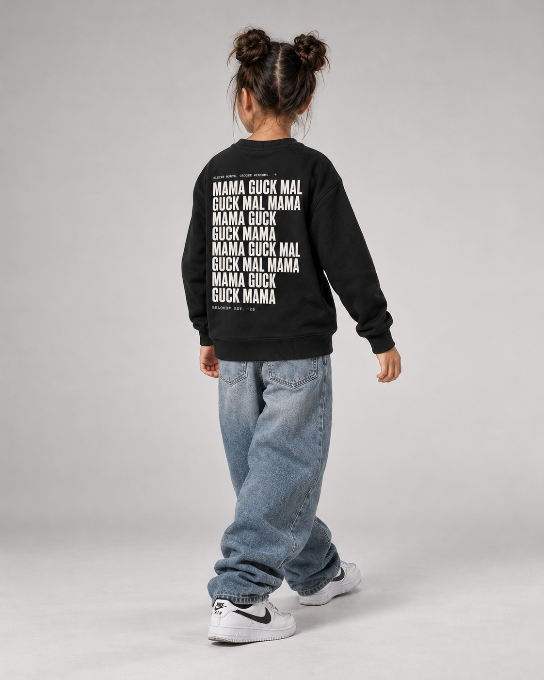 BELOUD GUCK MAL MAMA Kids Sweater in Black – Fullbody-Dreiviertel-Rückenansicht