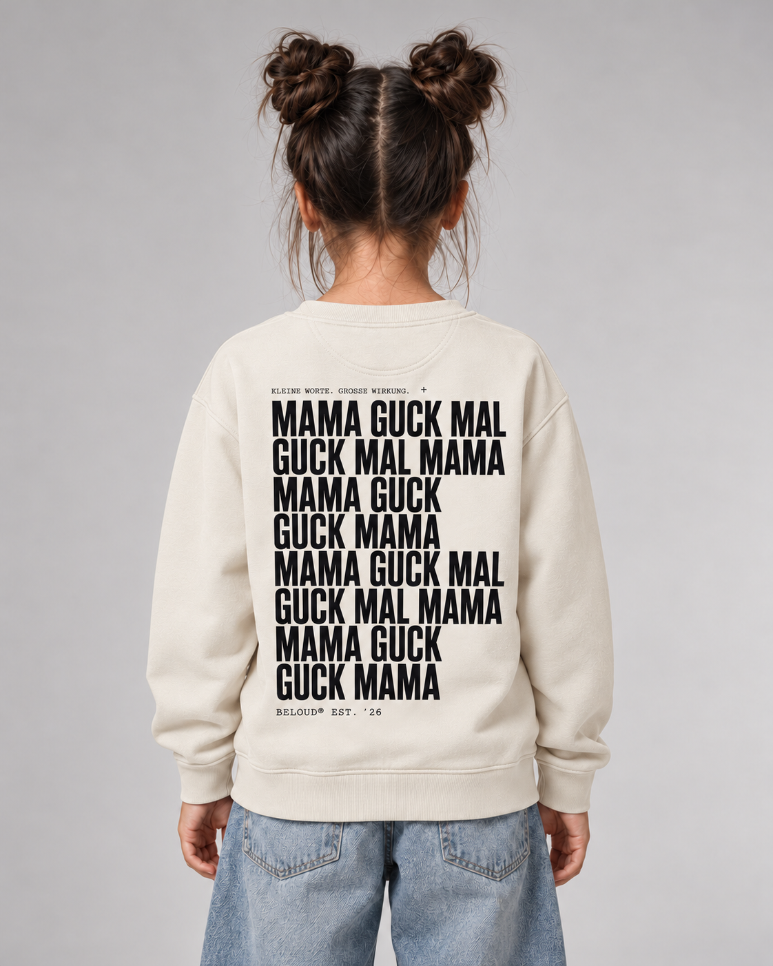 BELOUD GUCK MAL MAMA Kids Sweater in Ivory – Rückenansicht mit Statement-Print
