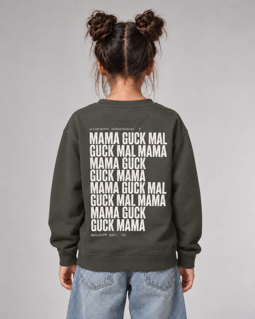 BELOUD GUCK MAL MAMA Kids Sweater in Organic Khaki – Rückenansicht mit Statement-Print