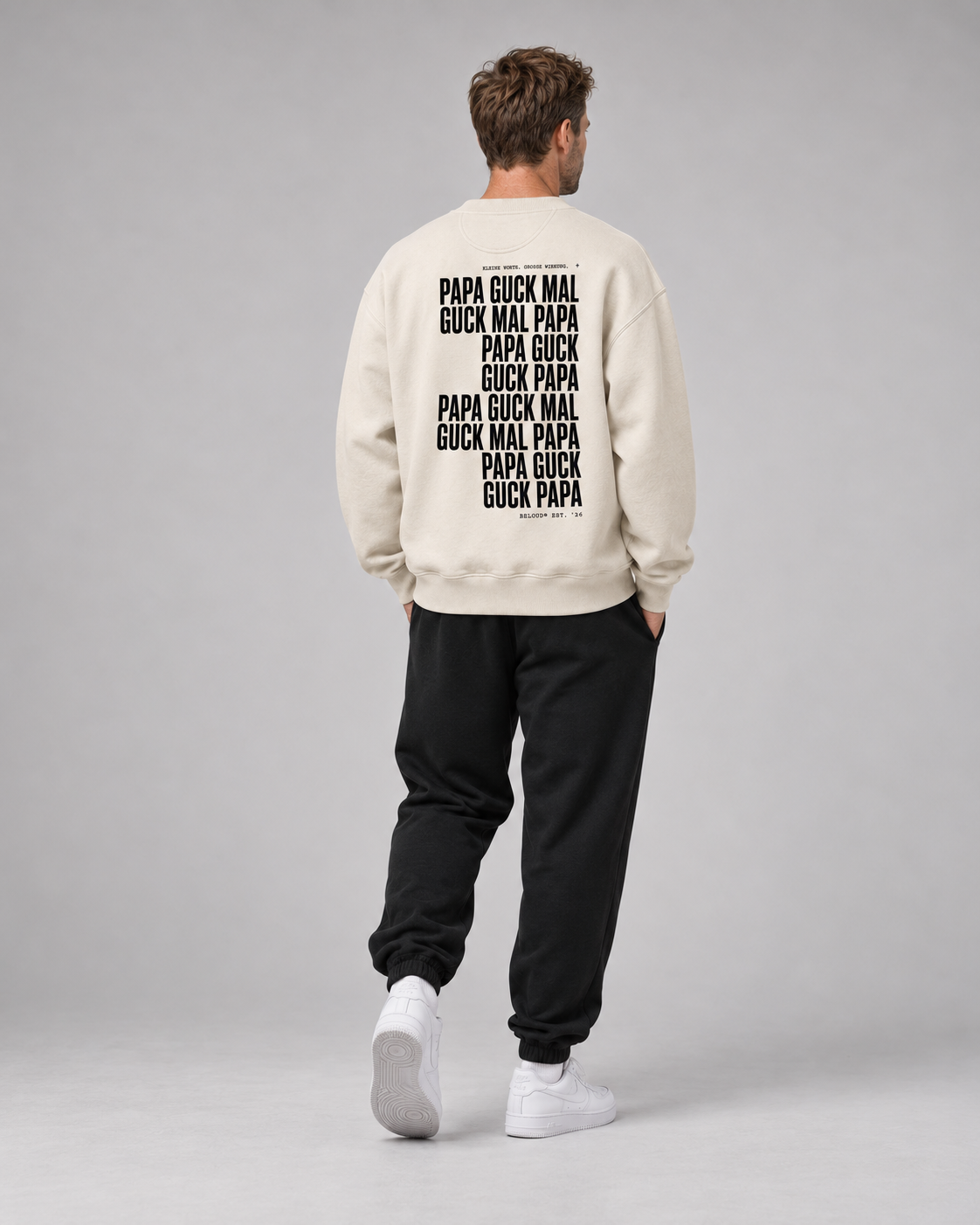 BELOUD GUCK MAL PAPA Eltern Oversize Sweater – ivory – ruecken-dreiviertel-fullbody am Papa-Model