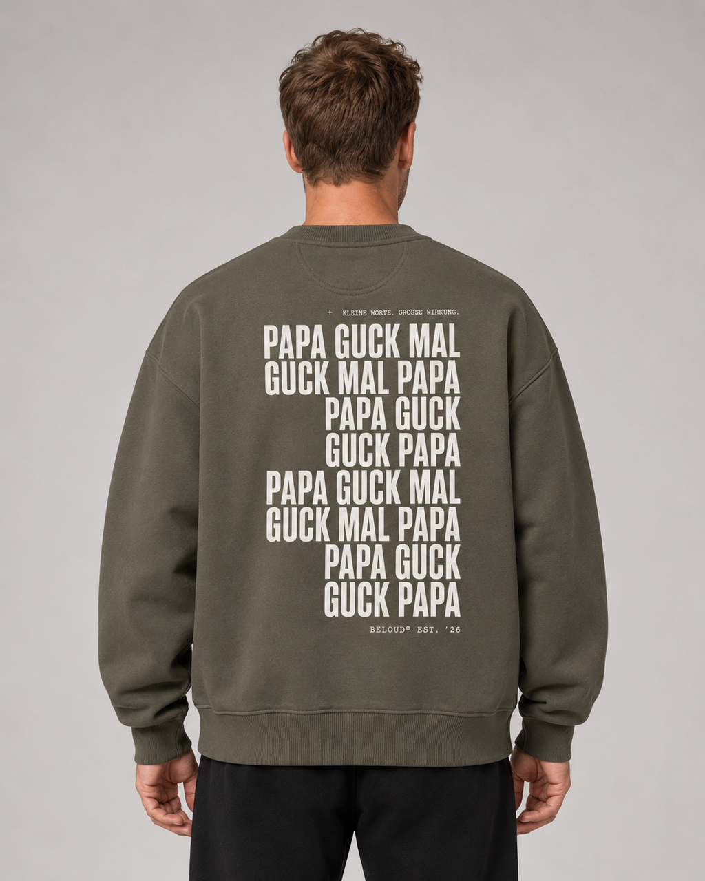 BELOUD GUCK MAL PAPA Eltern Oversize Sweater – organic-khaki – ruecken-halfbody am Papa-Model