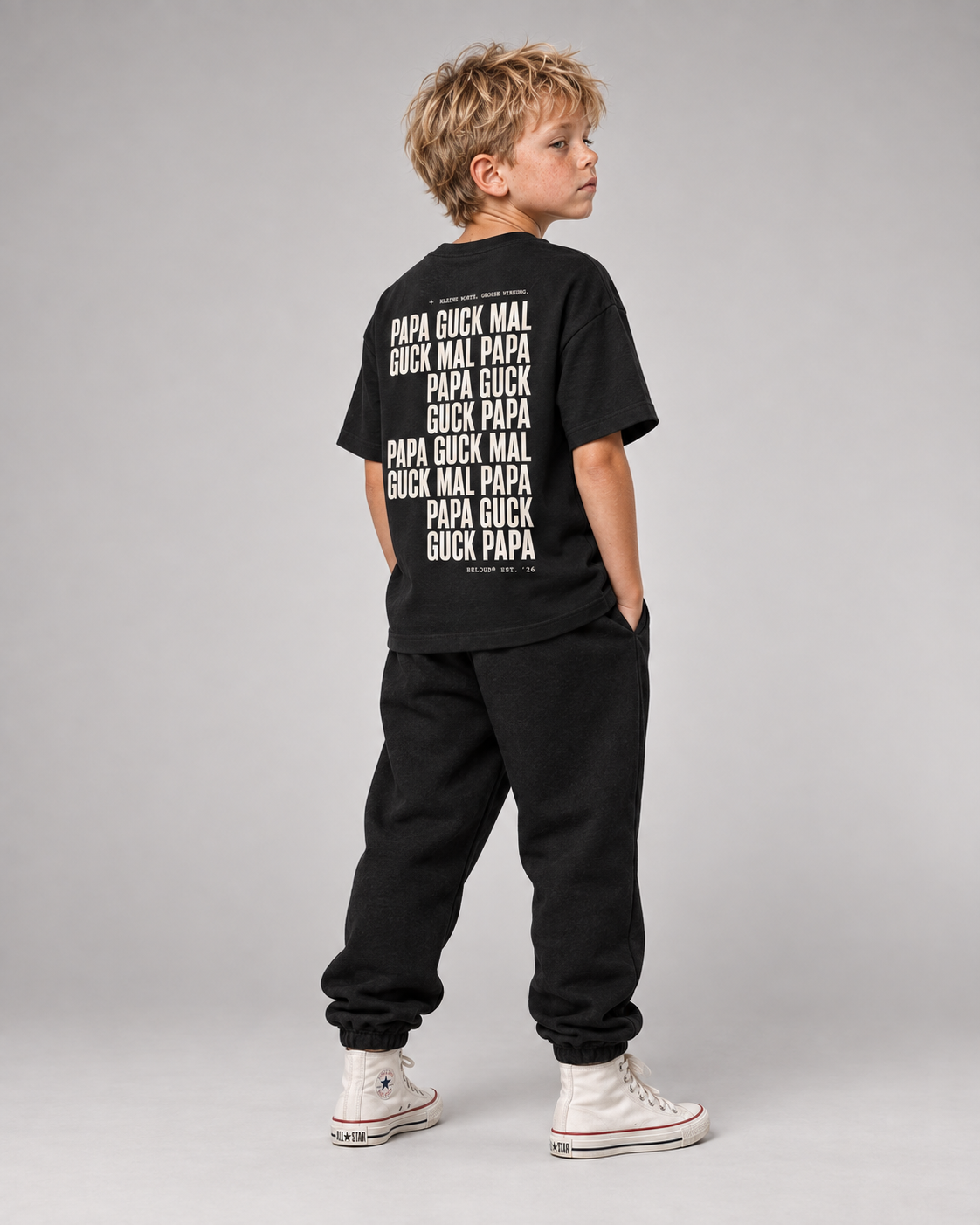 GUCK MAL PAPA Kids Shirt – Black – Dreiviertel-Rückenansicht Fullbody