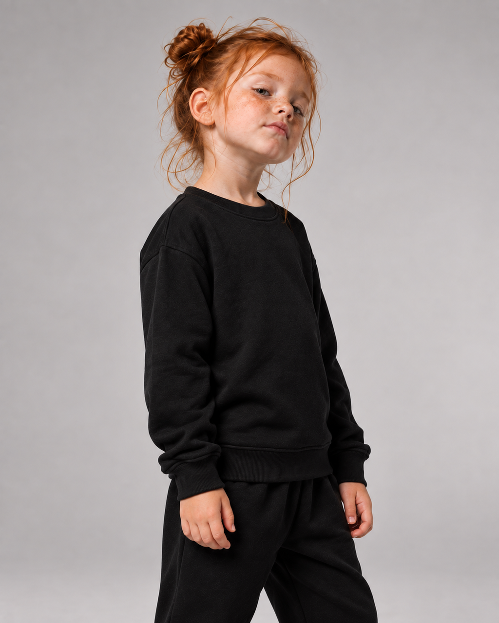 I SAW A DOG Kids Sweater – Black – Seitenansicht Fit