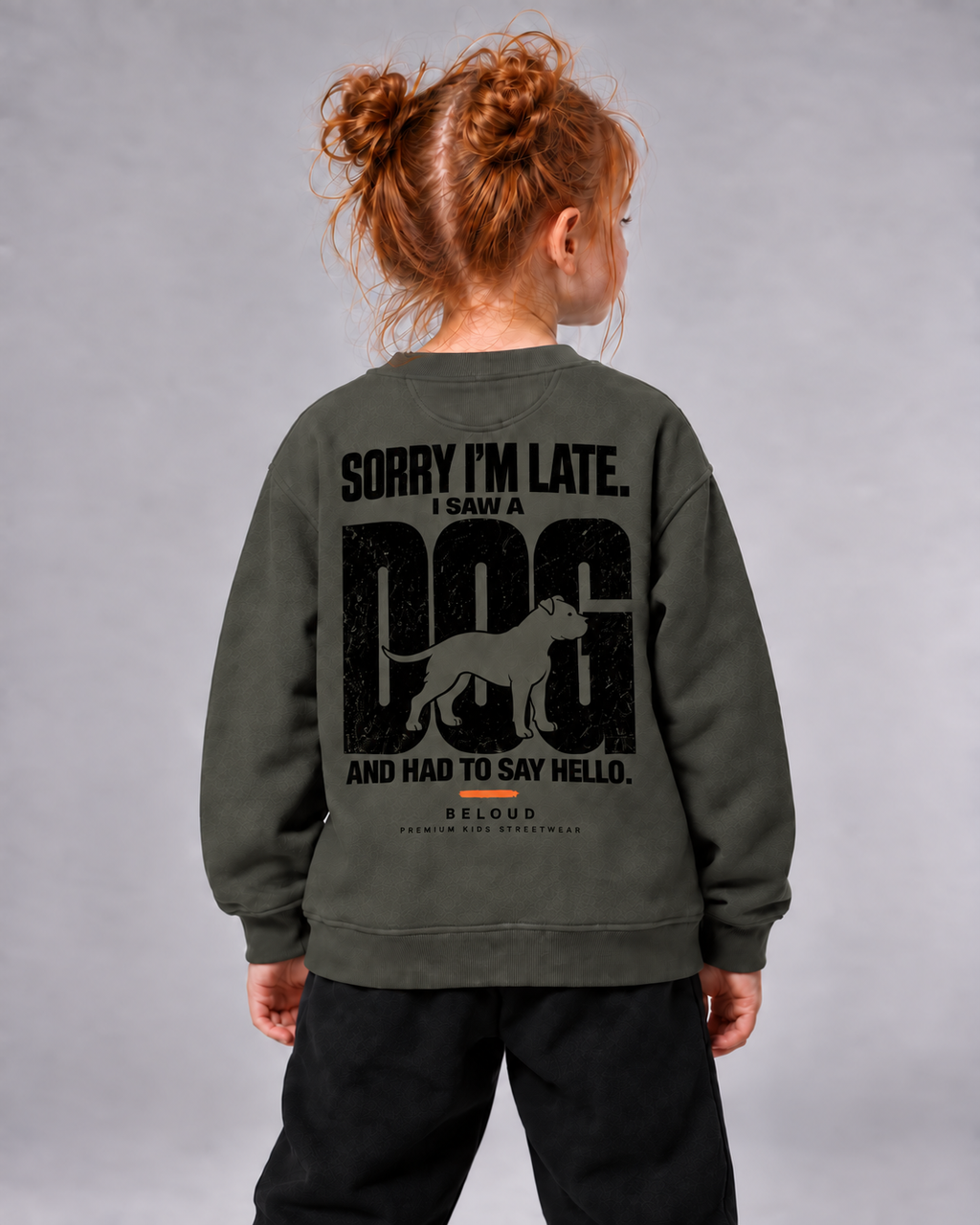 I SAW A DOG Kids Sweater – Organic Khaki – Rückenansicht Halfbody