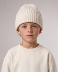 BELOUD Kids Beanie aus Bio-Baumwolle in Almond – getragen, Upper Body von vorn