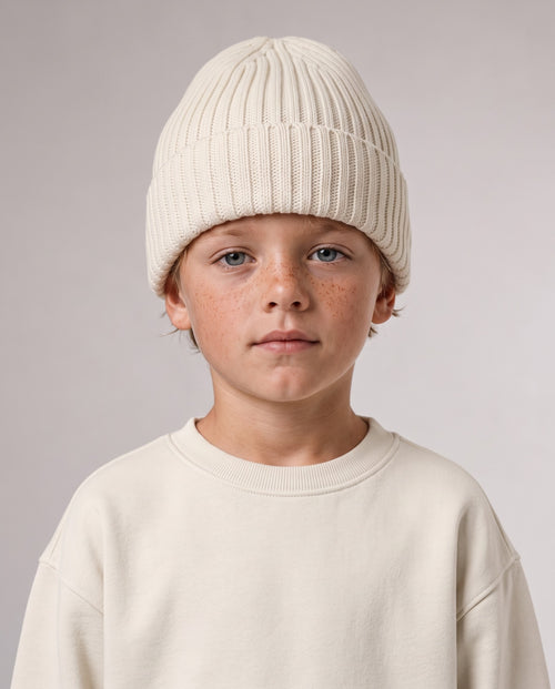 BELOUD Kids Beanie aus Bio-Baumwolle in Almond – getragen, Upper Body von vorn