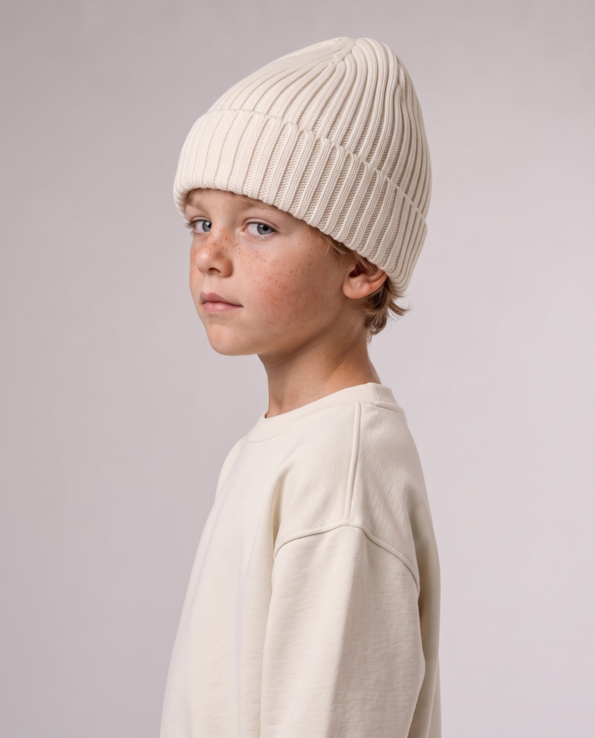 BELOUD Kids Beanie aus Bio-Baumwolle in Almond – Seitenansicht mit Umschlag