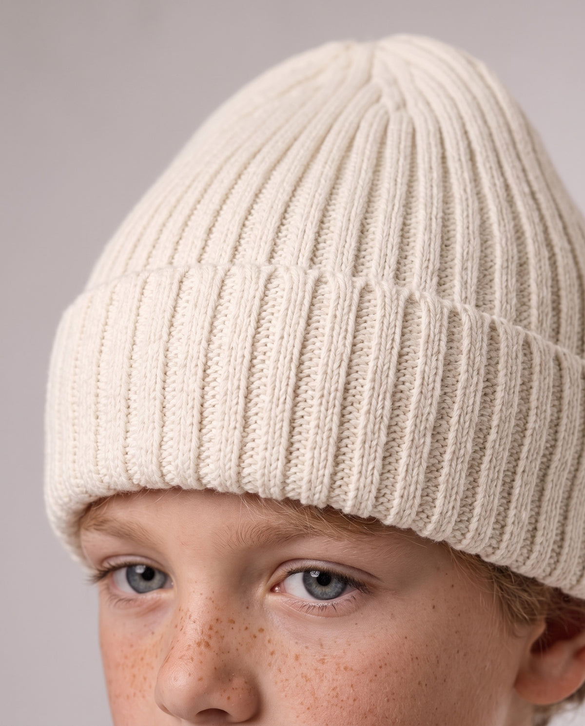 BELOUD Kids Beanie aus Bio-Baumwolle in Almond – Detail Rippstrick und Umschlag
