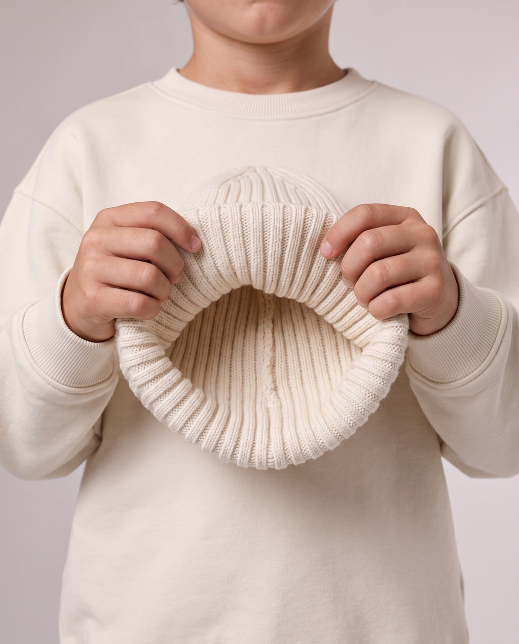 BELOUD Kids Beanie aus Bio-Baumwolle in Almond – Detail in der Hand