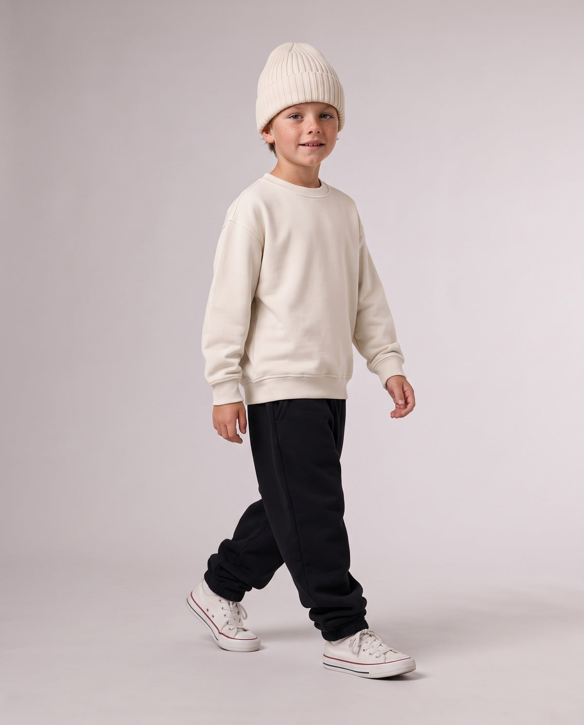 BELOUD Kids Beanie aus Bio-Baumwolle in Almond – kompletter Look im Gehen