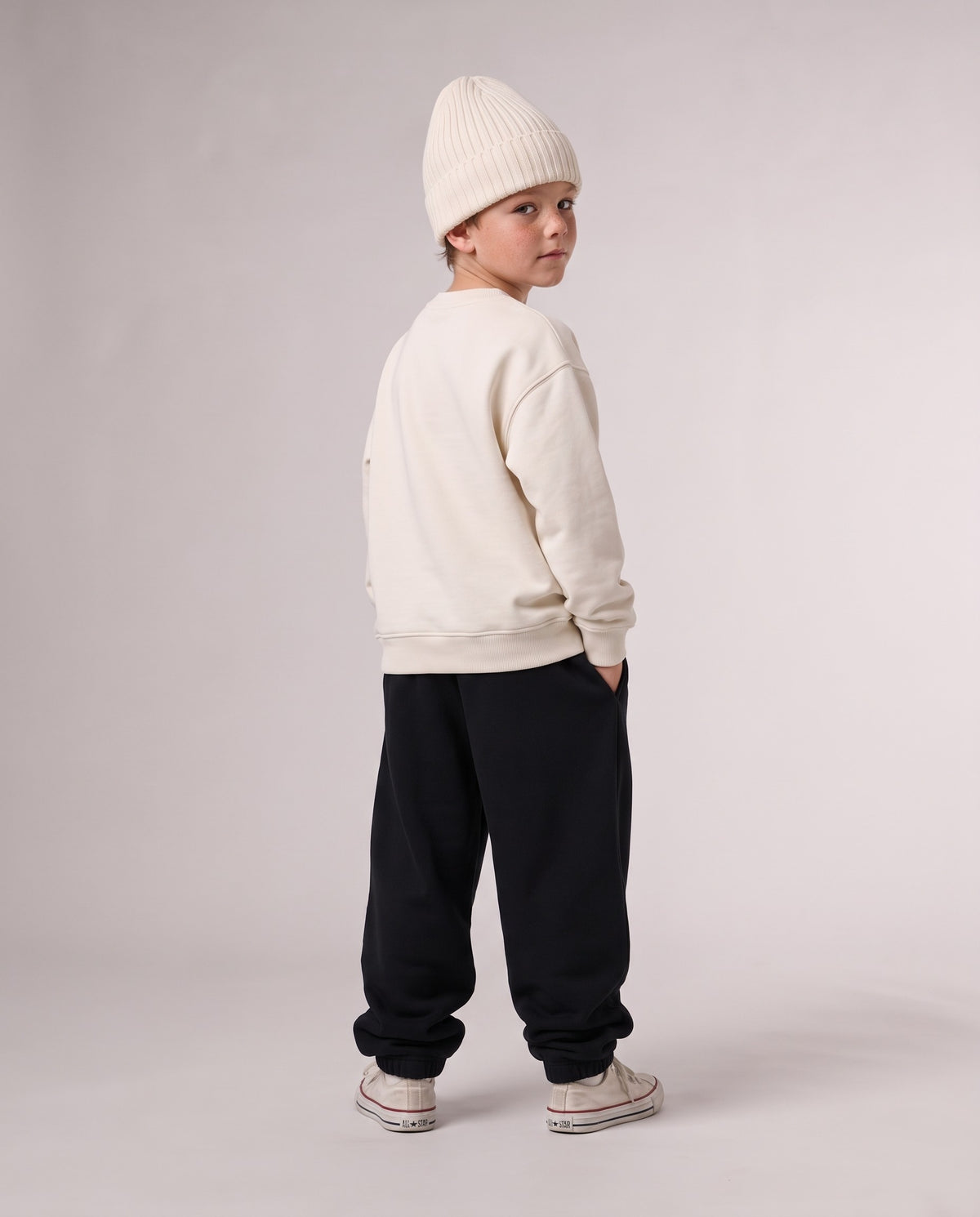BELOUD Kids Beanie aus Bio-Baumwolle in Almond – kompletter Look von hinten