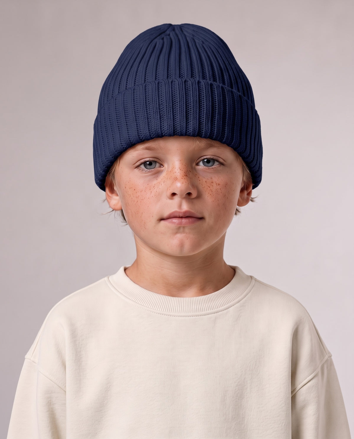 BELOUD Kids Beanie aus Bio-Baumwolle in Oxford Navy – getragen, Upper Body von vorn