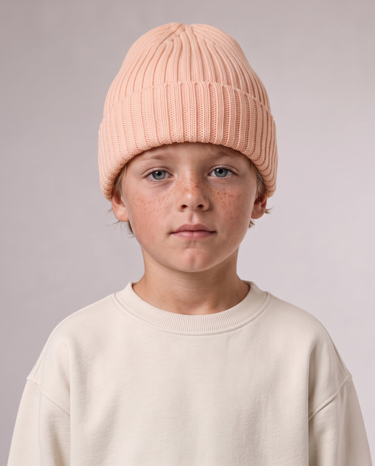 BELOUD Kids Beanie aus Bio-Baumwolle in Peach – getragen, Upper Body von vorn