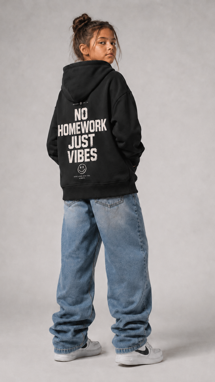 NO HOMEWORK JUST VIBES Oversize Hoodie von BELOUD – Premium Kids-Streetwear