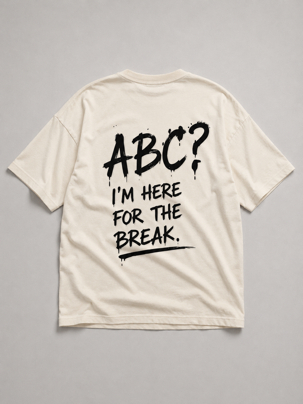 Rückansicht des cremefarbenen ABC Oversize Shirts von BELOUD mit schwarzem Spray-Backprint