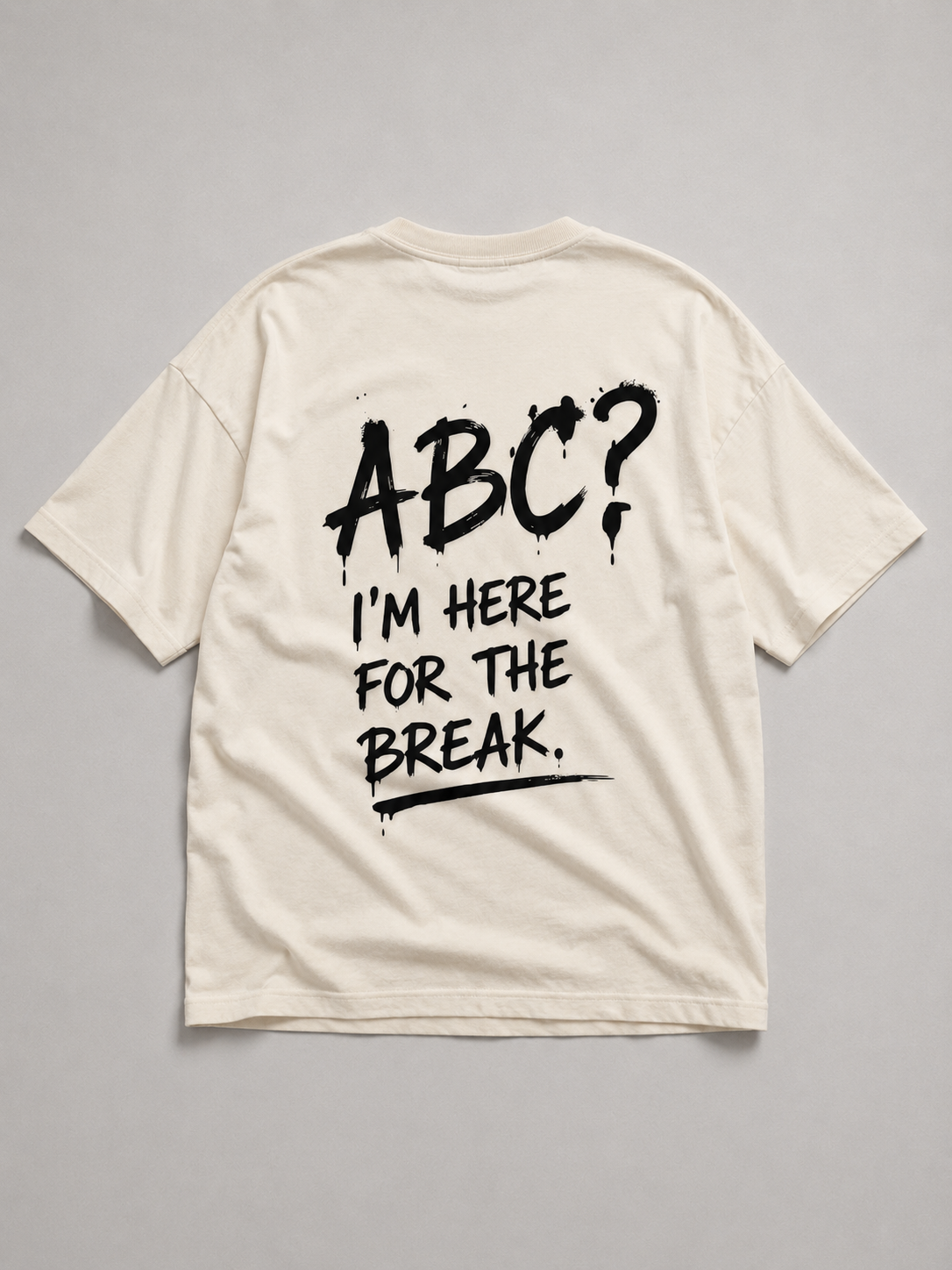 Rückansicht des cremefarbenen ABC Oversize Shirts von BELOUD mit schwarzem Spray-Backprint