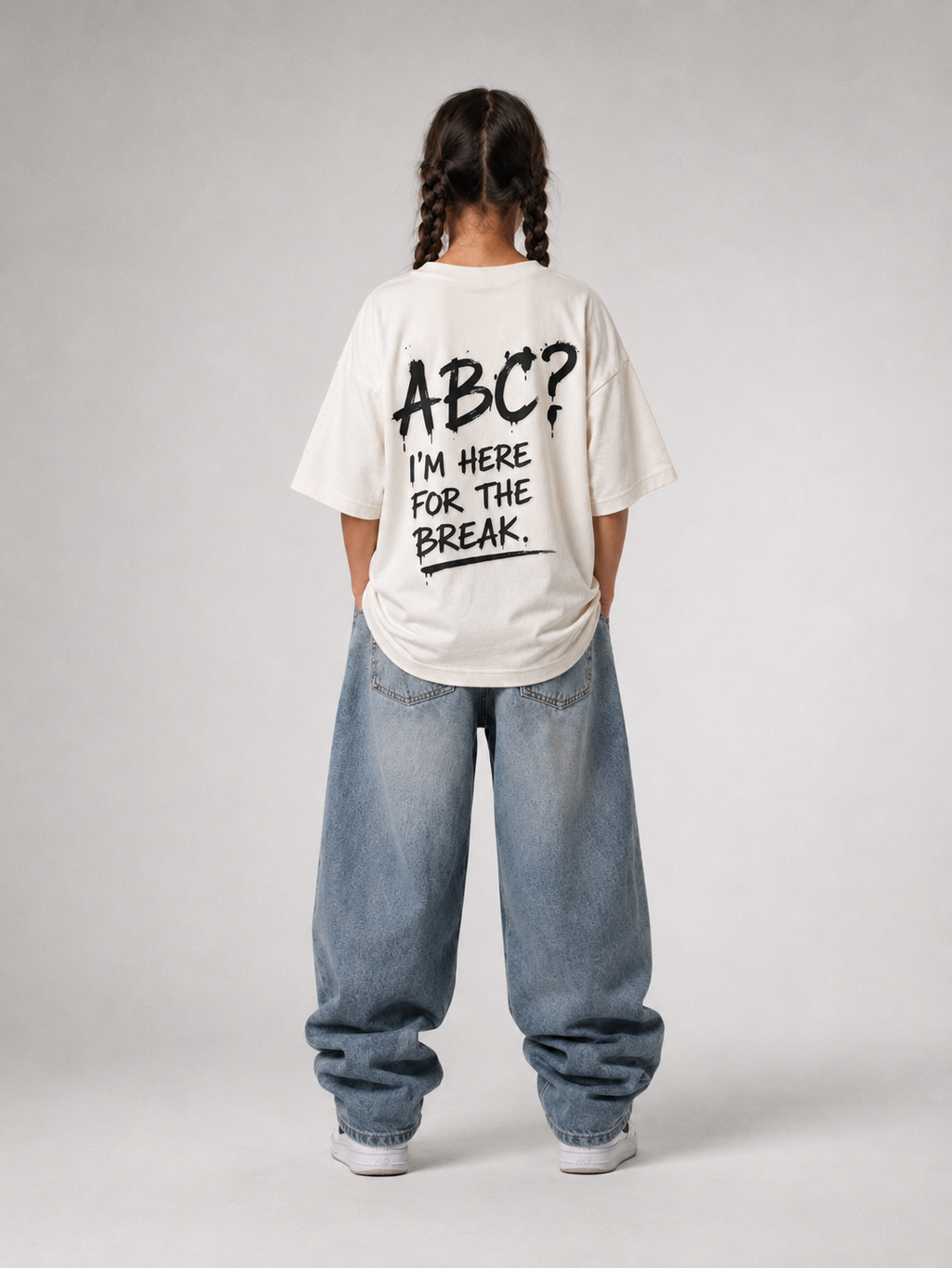 Mädchen in Ganzkörperansicht von hinten im cremefarbenen ABC Oversize Shirt von BELOUD