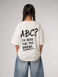 Mädchen von hinten im cremefarbenen ABC Oversize Shirt von BELOUD mit schwarzem Spray-Backprint