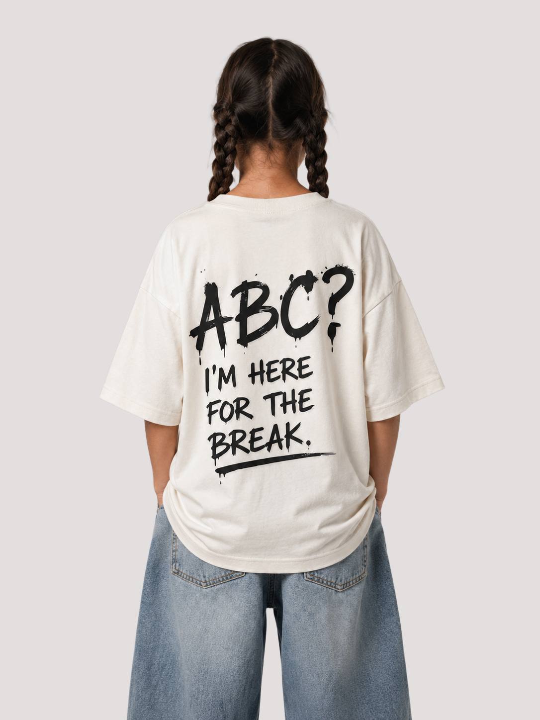 Mädchen von hinten im cremefarbenen ABC Oversize Shirt von BELOUD mit schwarzem Spray-Backprint