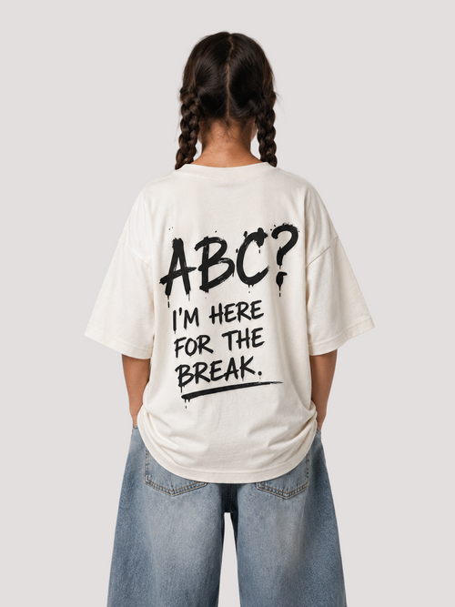 Mädchen von hinten im cremefarbenen ABC Oversize Shirt von BELOUD mit schwarzem Spray-Backprint