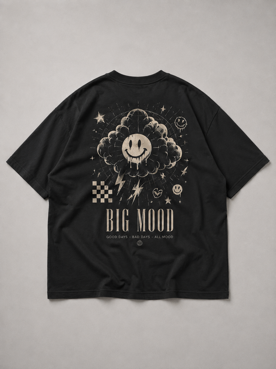 Rückansicht des schwarzen BIG MOOD Oversize Shirts von BELOUD mit beigem Grunge-Smiley-Backprint