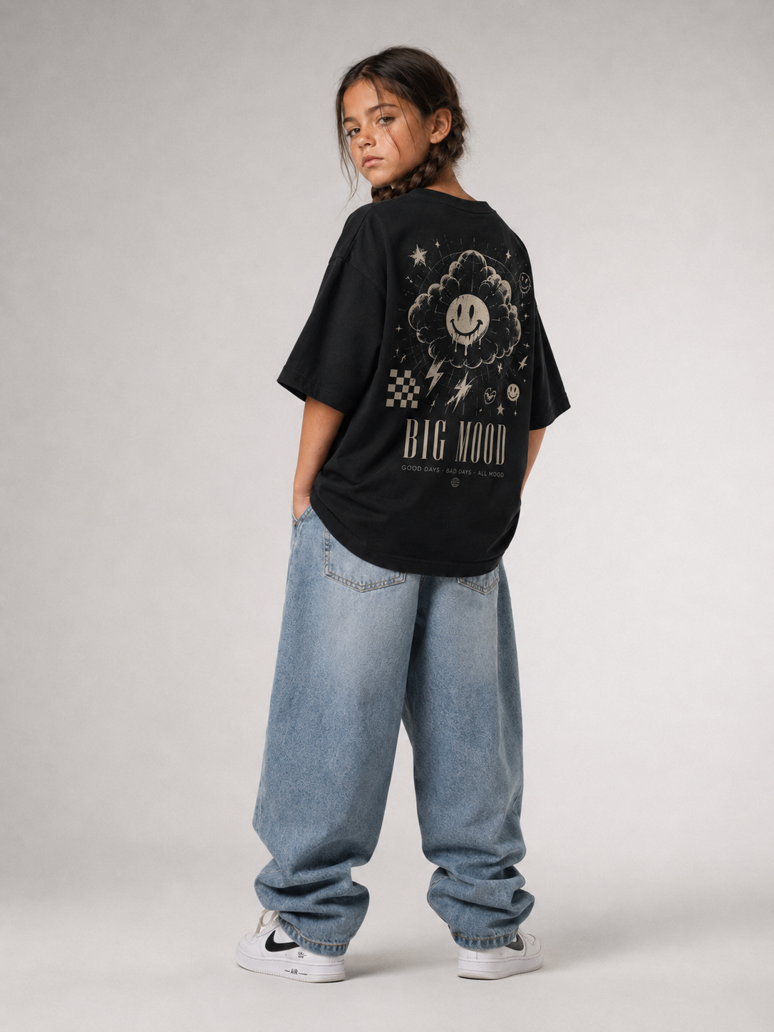 Mädchen in Ganzkörperansicht von hinten im schwarzen BIG MOOD Oversize Shirt von BELOUD