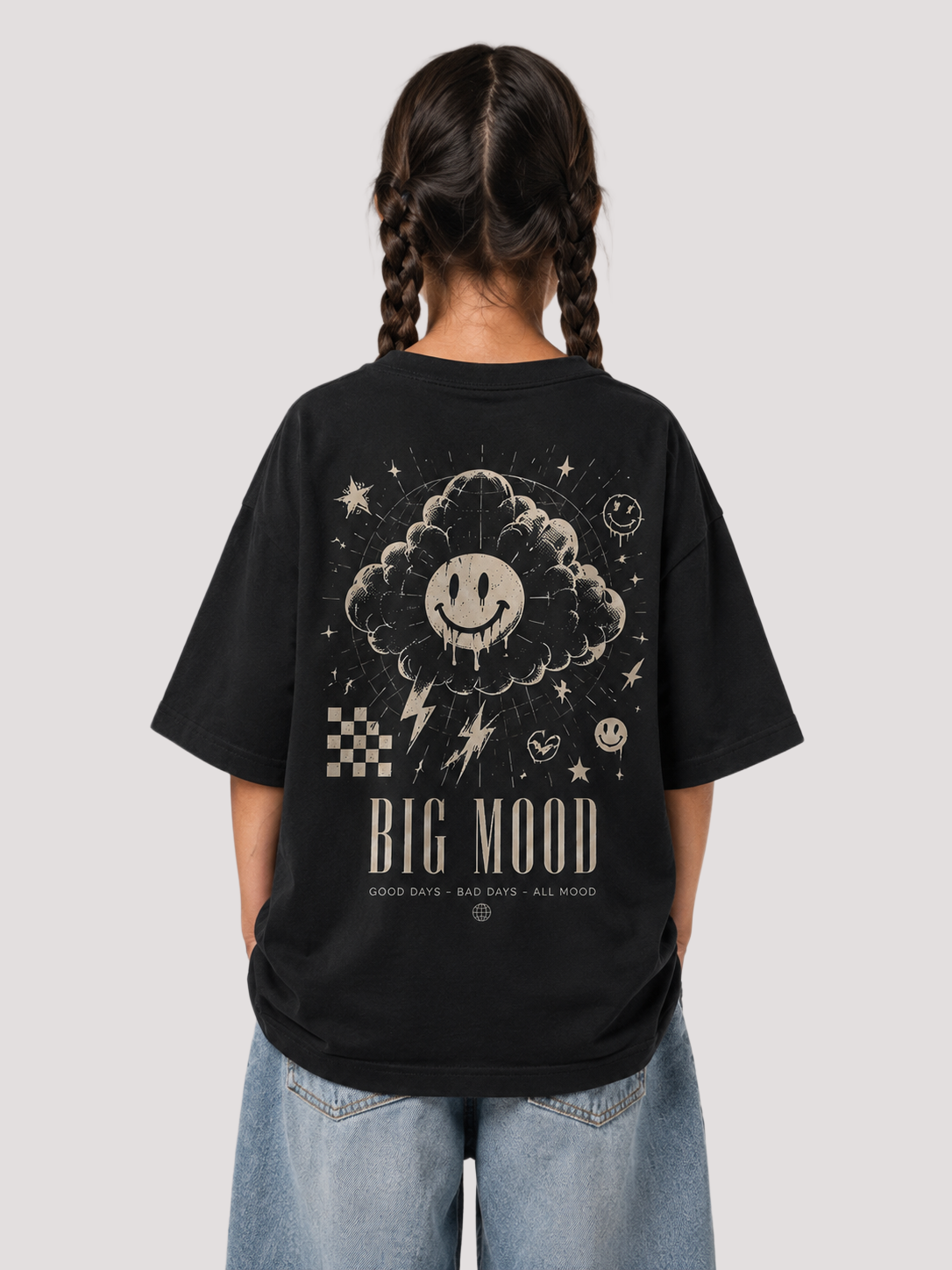 Mädchen von hinten im schwarzen BIG MOOD Oversize Shirt von BELOUD mit beigem Grunge-Smiley-Backprint