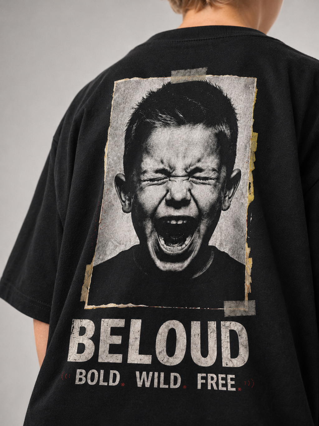 Junge im schwarzen BOLD WILD FREE Oversize Shirt von BELOUD mit Foto-Backprint