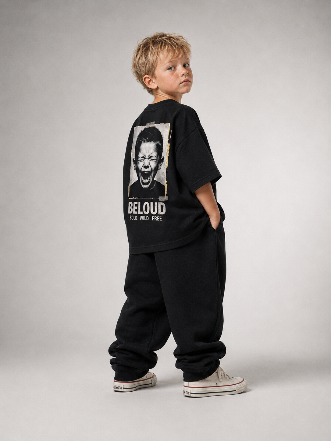 Junge im schwarzen BOLD WILD FREE Oversize Shirt von BELOUD mit Foto-Backprint