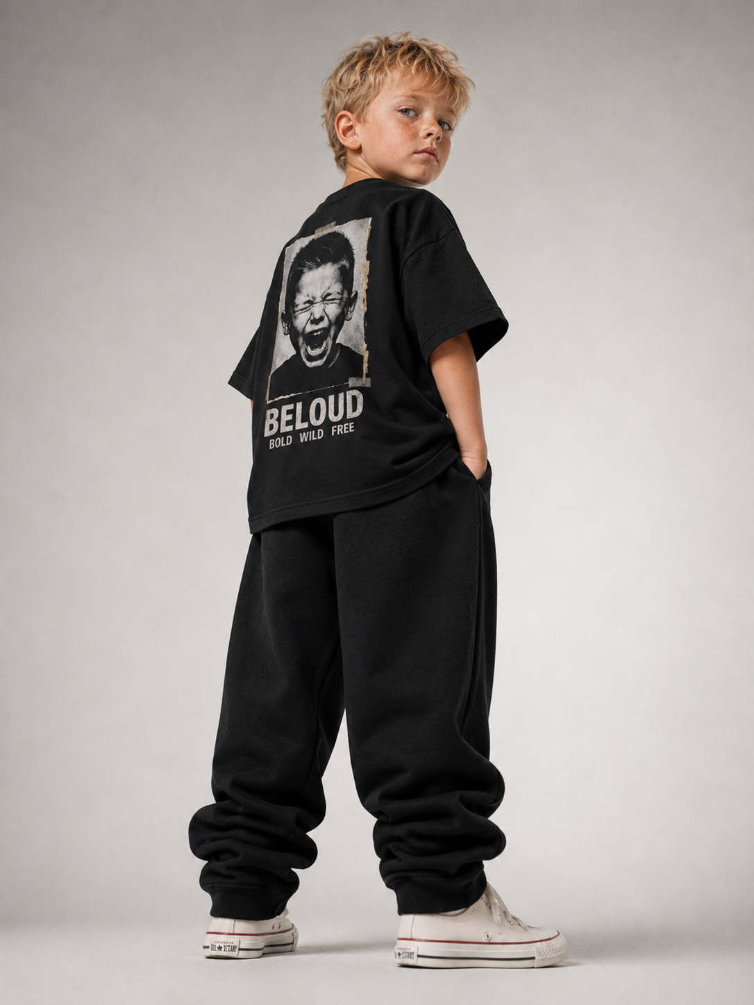 Junge im schwarzen BOLD WILD FREE Oversize Shirt von BELOUD mit Foto-Backprint