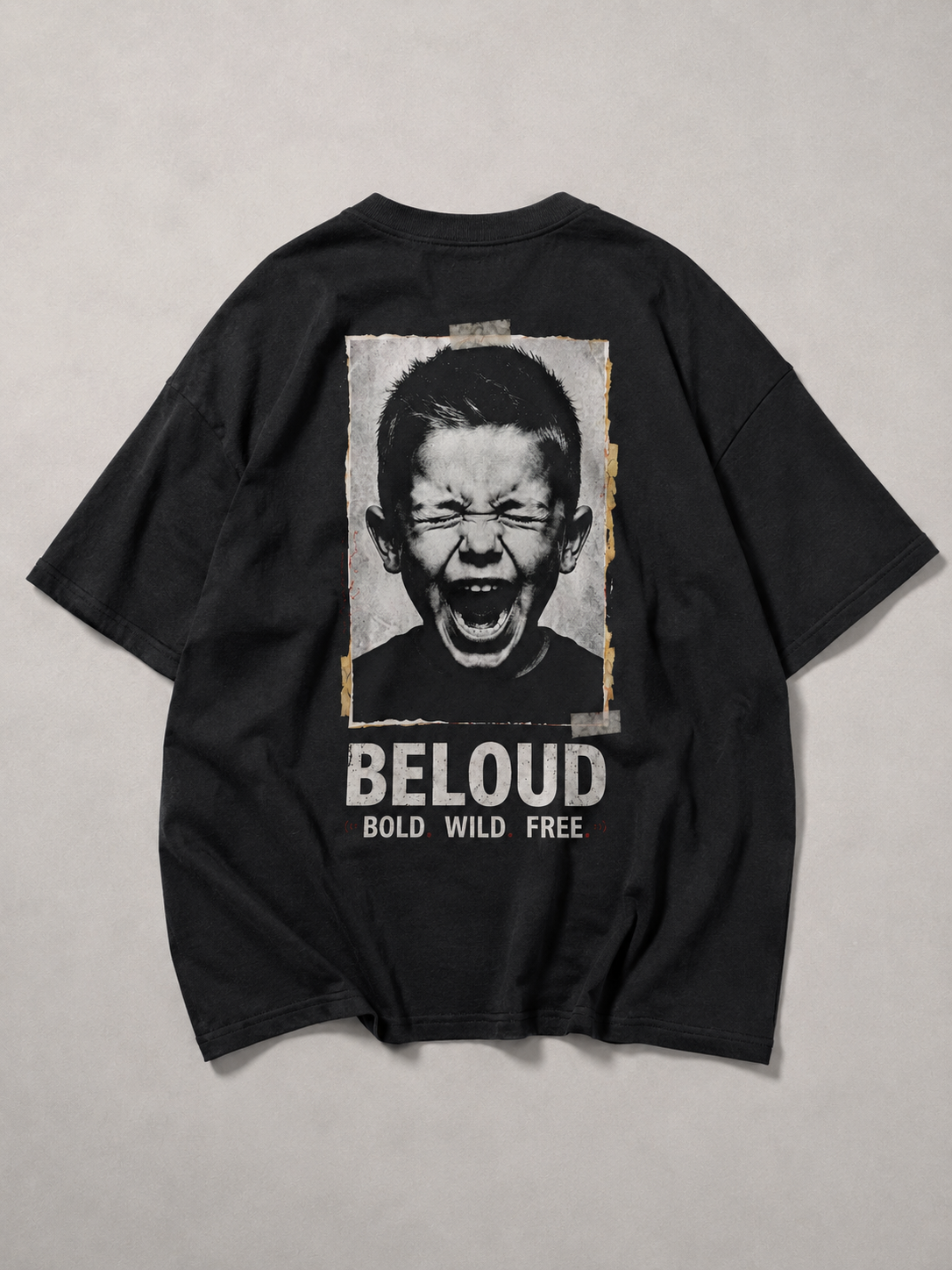 Rückansicht des schwarzen BOLD WILD FREE Oversize Shirts von BELOUD mit Foto-Backprint