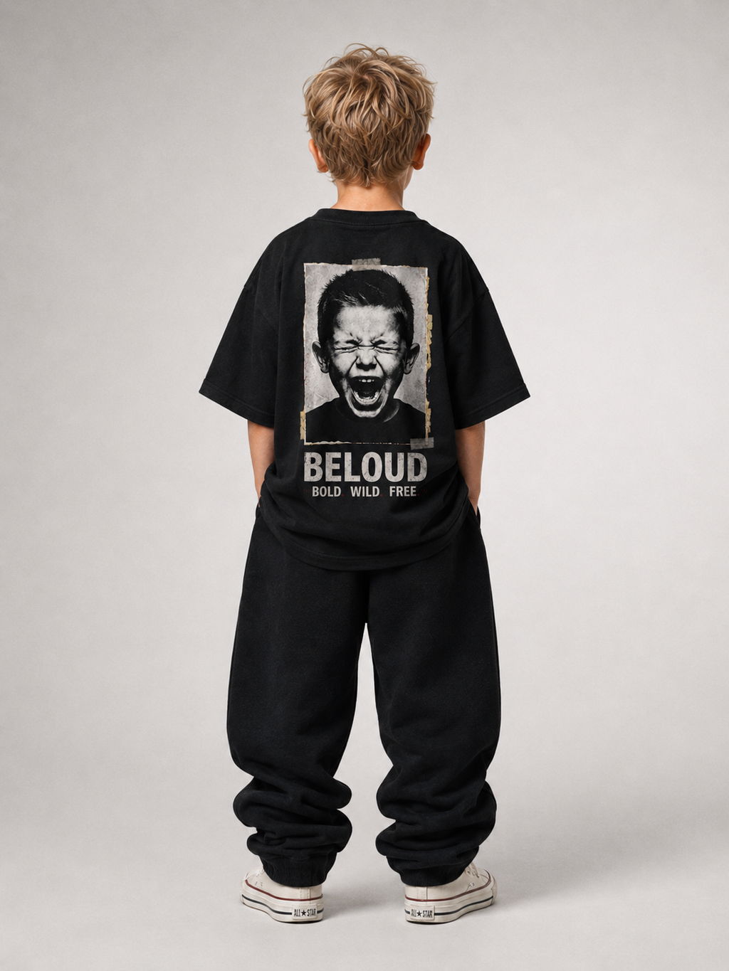 Junge in Ganzkörperansicht von hinten im schwarzen BOLD WILD FREE Oversize Shirt von BELOUD