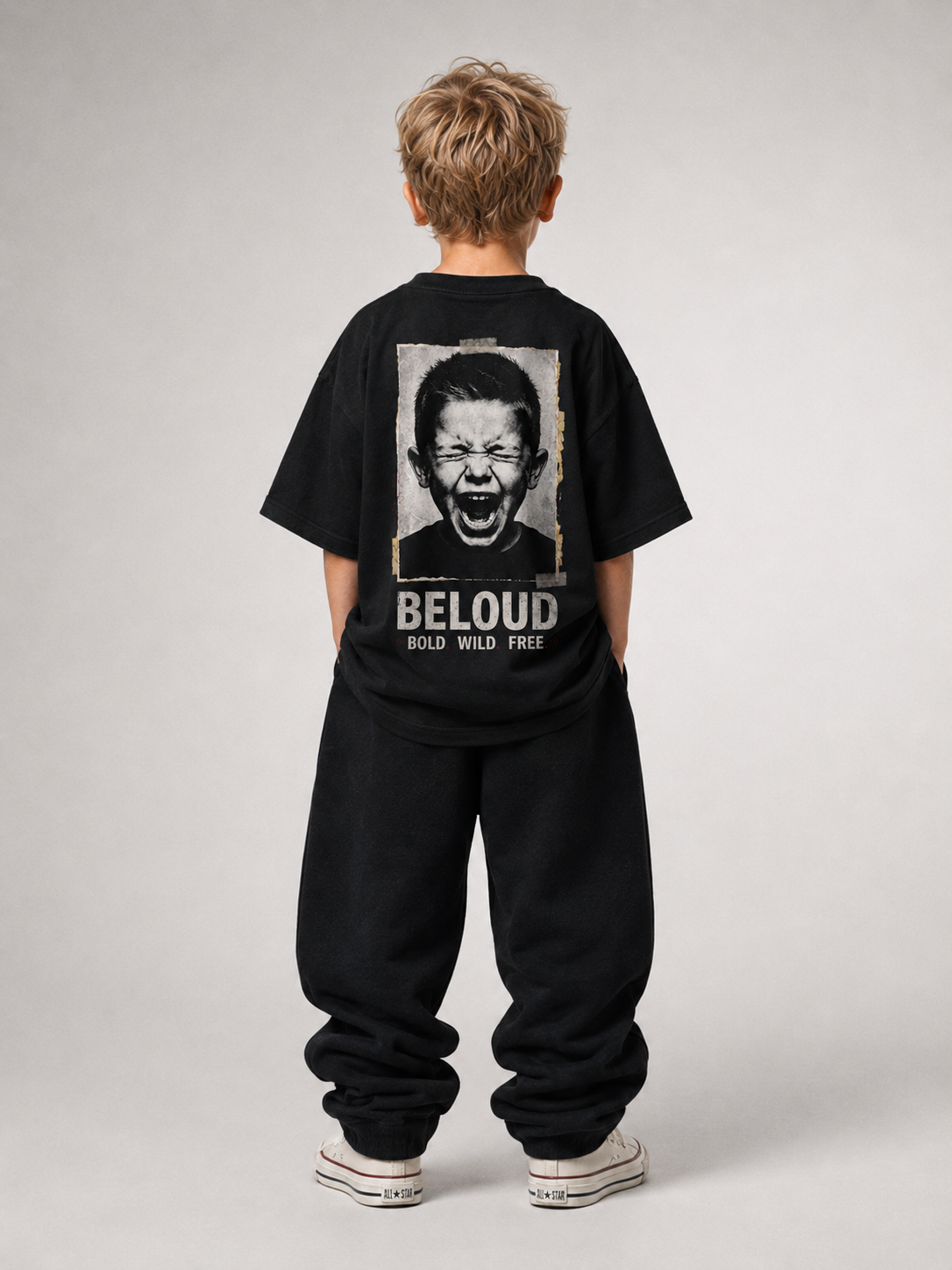 Junge in Ganzkörperansicht von hinten im schwarzen BOLD WILD FREE Oversize Shirt von BELOUD