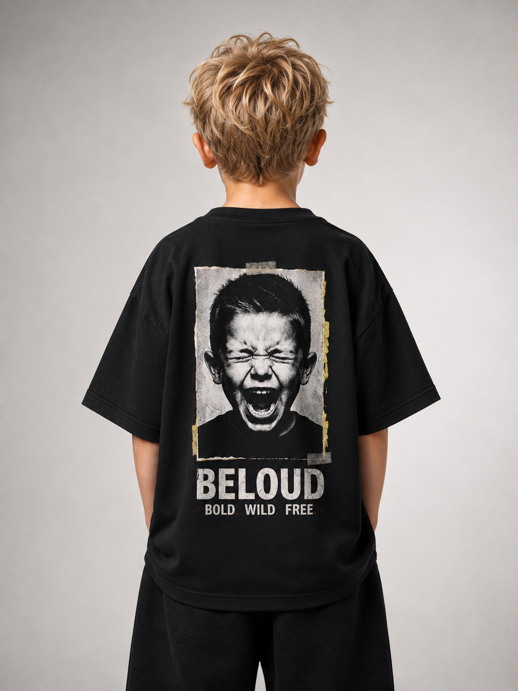Junge von hinten im schwarzen BOLD WILD FREE Oversize Shirt von BELOUD mit Foto-Backprint