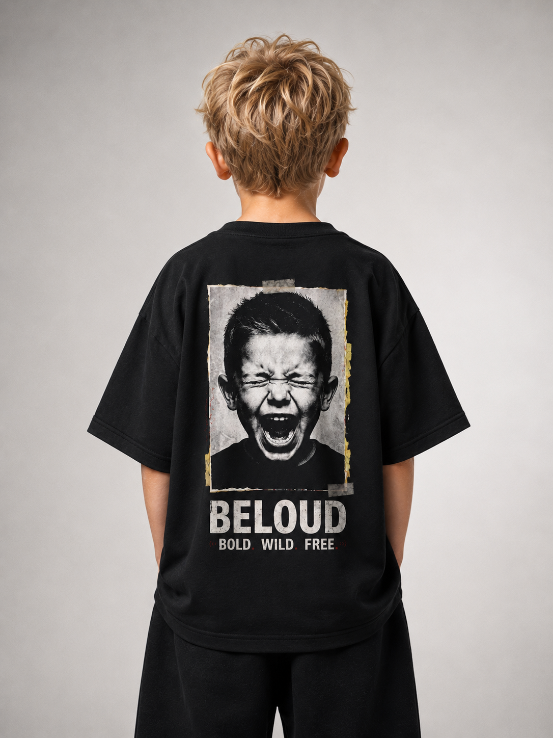 Junge von hinten im schwarzen BOLD WILD FREE Oversize Shirt von BELOUD mit Foto-Backprint