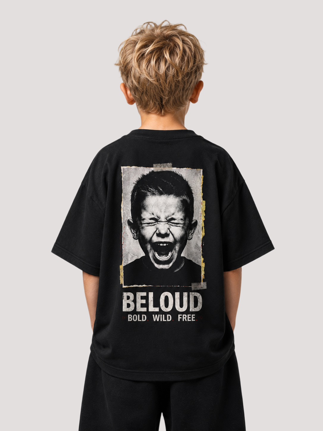 Junge von hinten im schwarzen BOLD WILD FREE Oversize Shirt von BELOUD mit Foto-Backprint